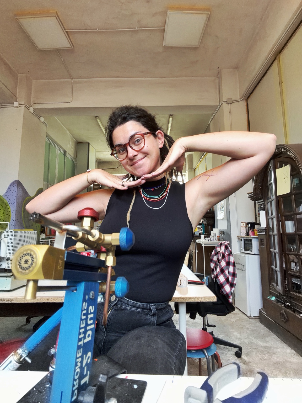 Andreea Geamanu în atelierul său creativ