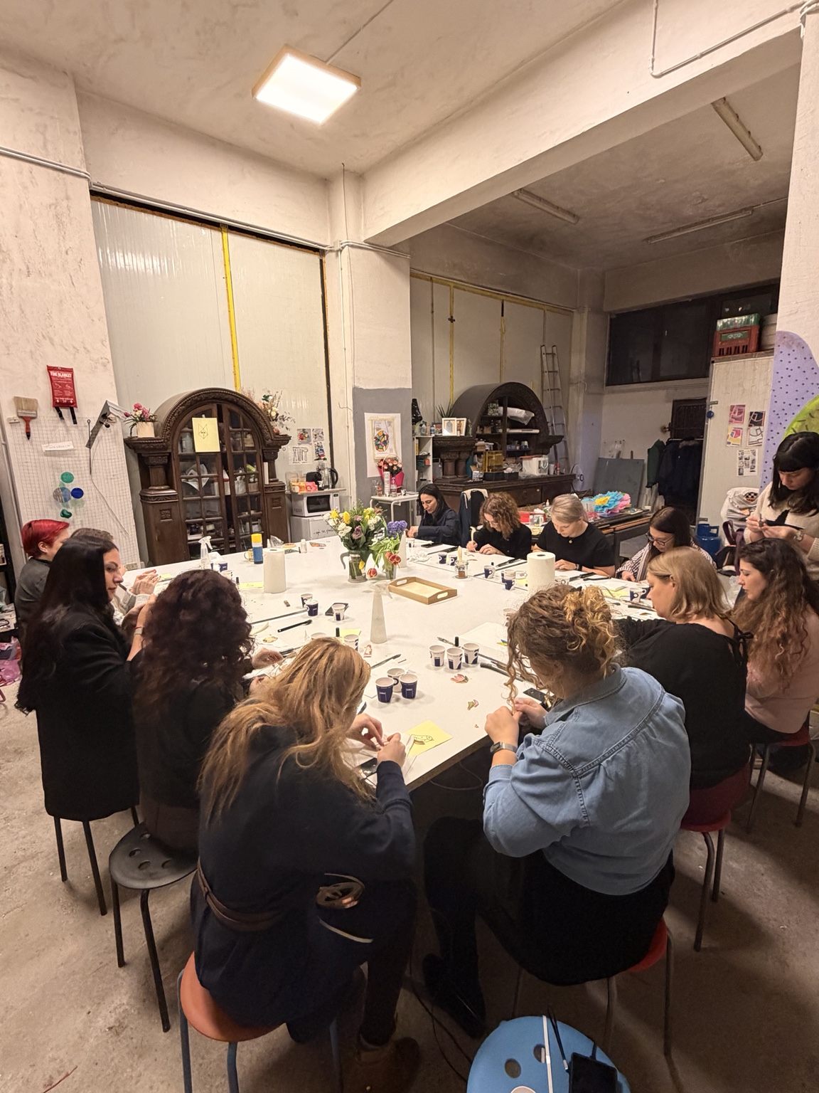 Participanți la un workshop creativ în atelier